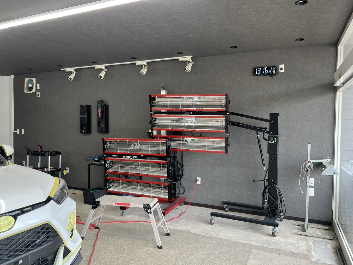 ブラックブースで照明に照らされた施工車両