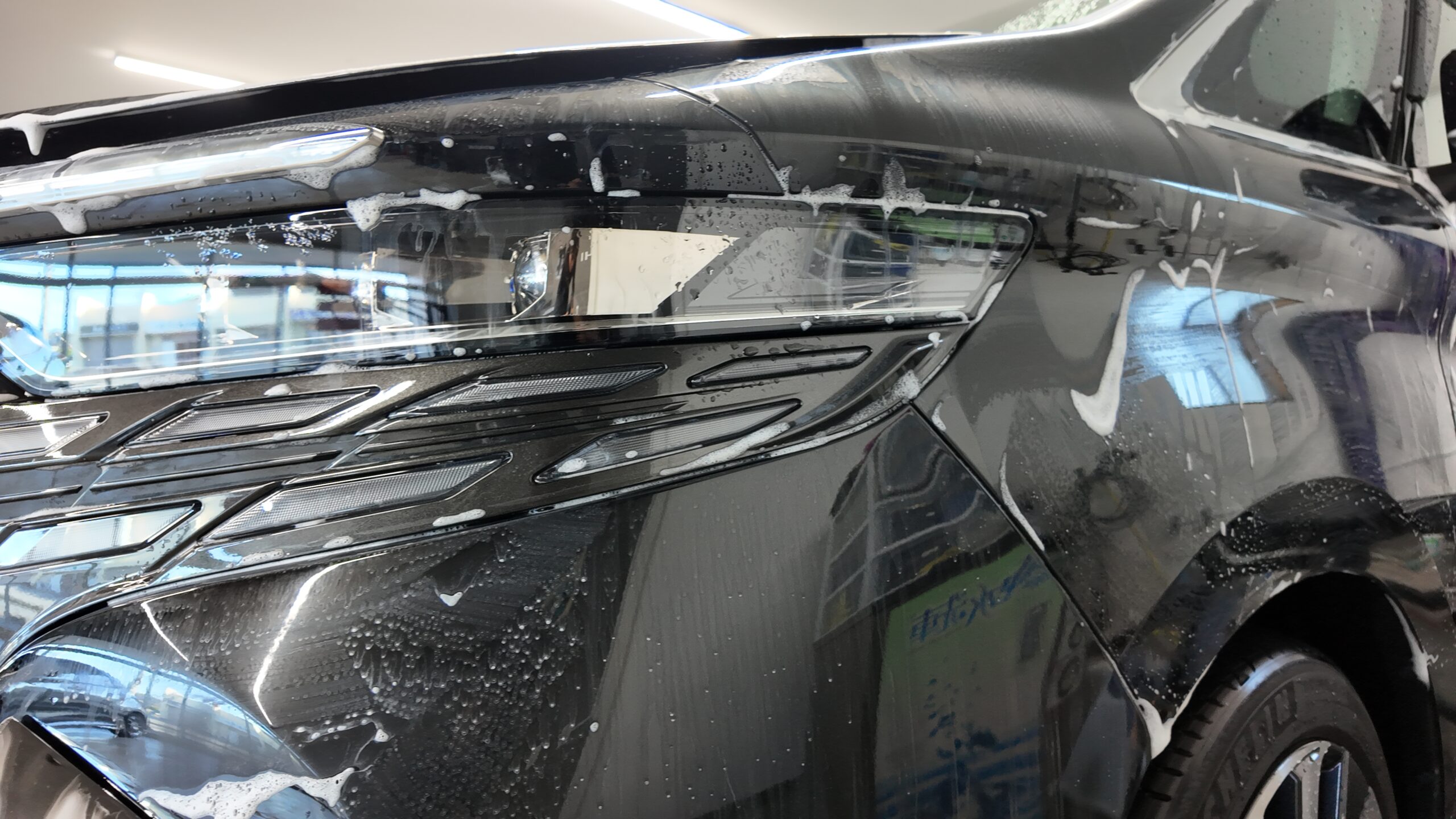 トヨタ アルファードのカーコーティング施工前に行う純水手洗い洗車