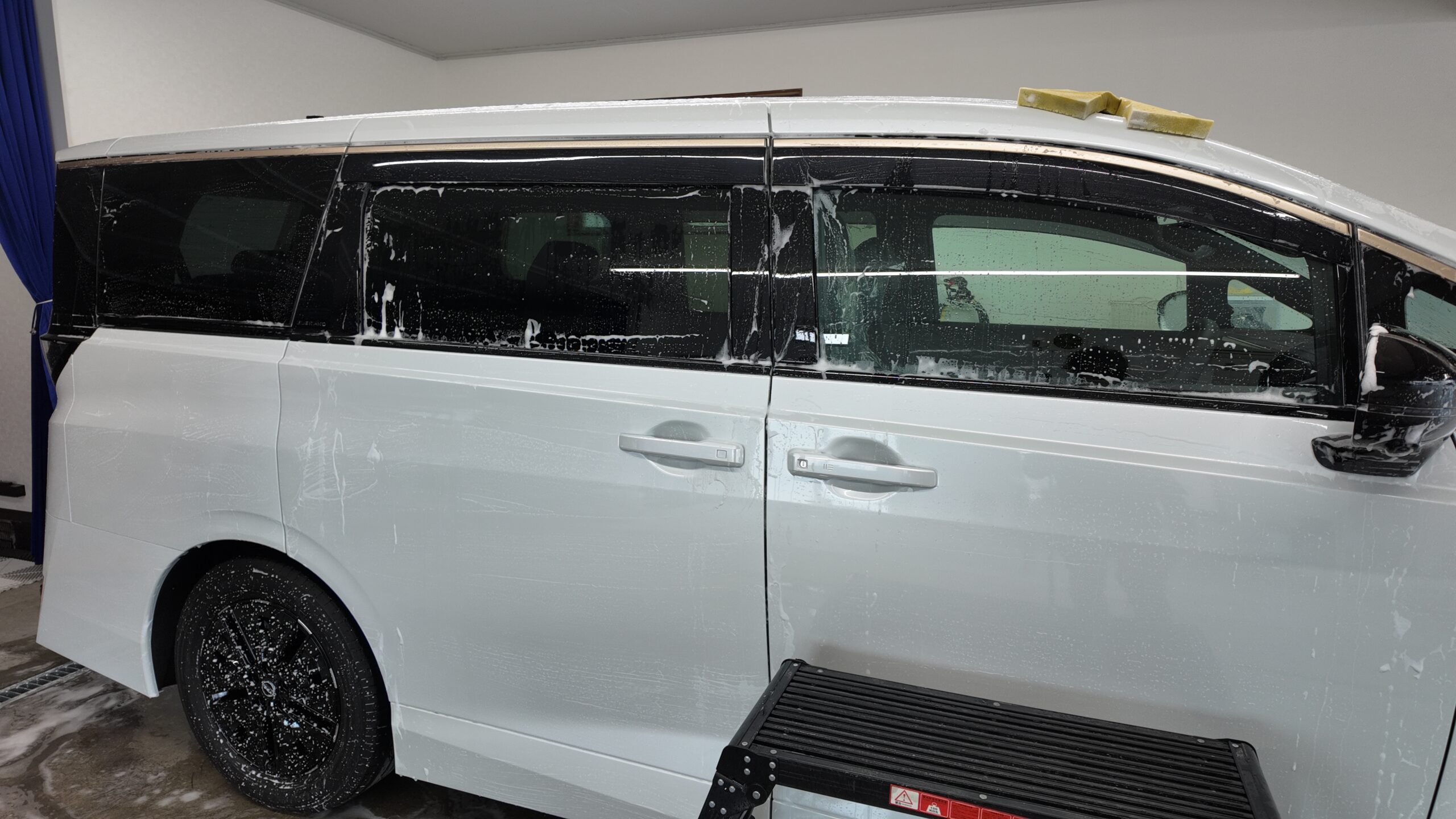 木更津市 新車エルグランド セラミックコーティング前の純水手洗い洗車
