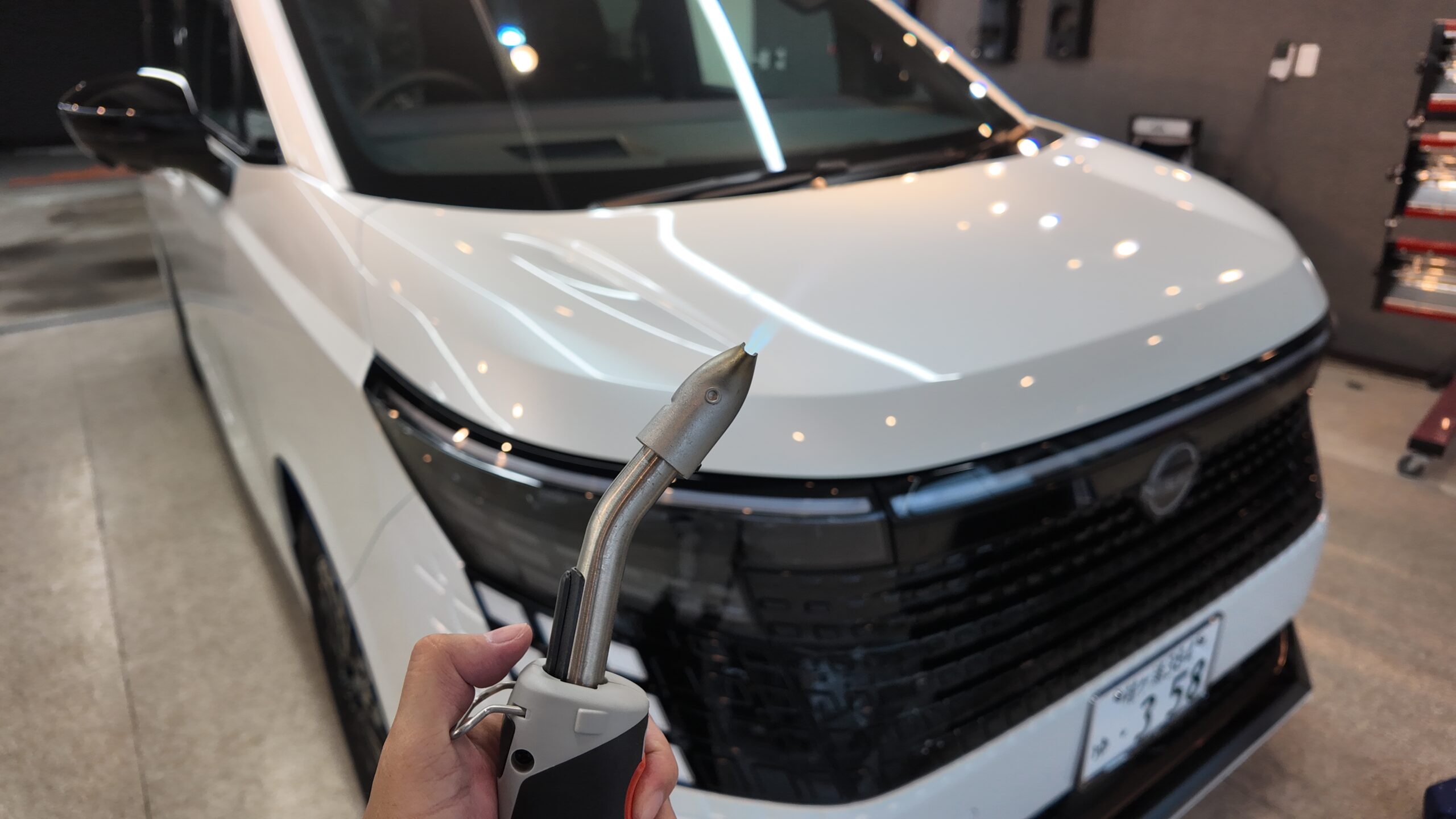新車エルグランド System X PRO+施工前 ガスプライマー処理