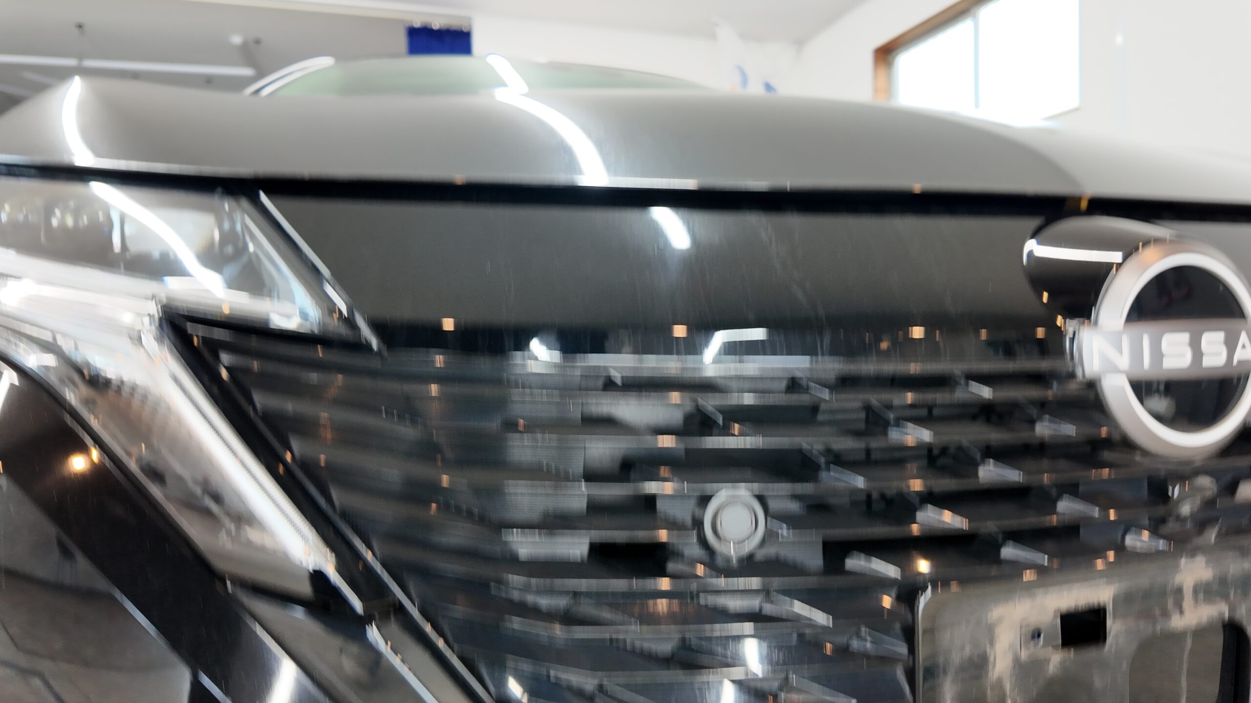 日産ノート オーラのフロントグリル施工前の状態