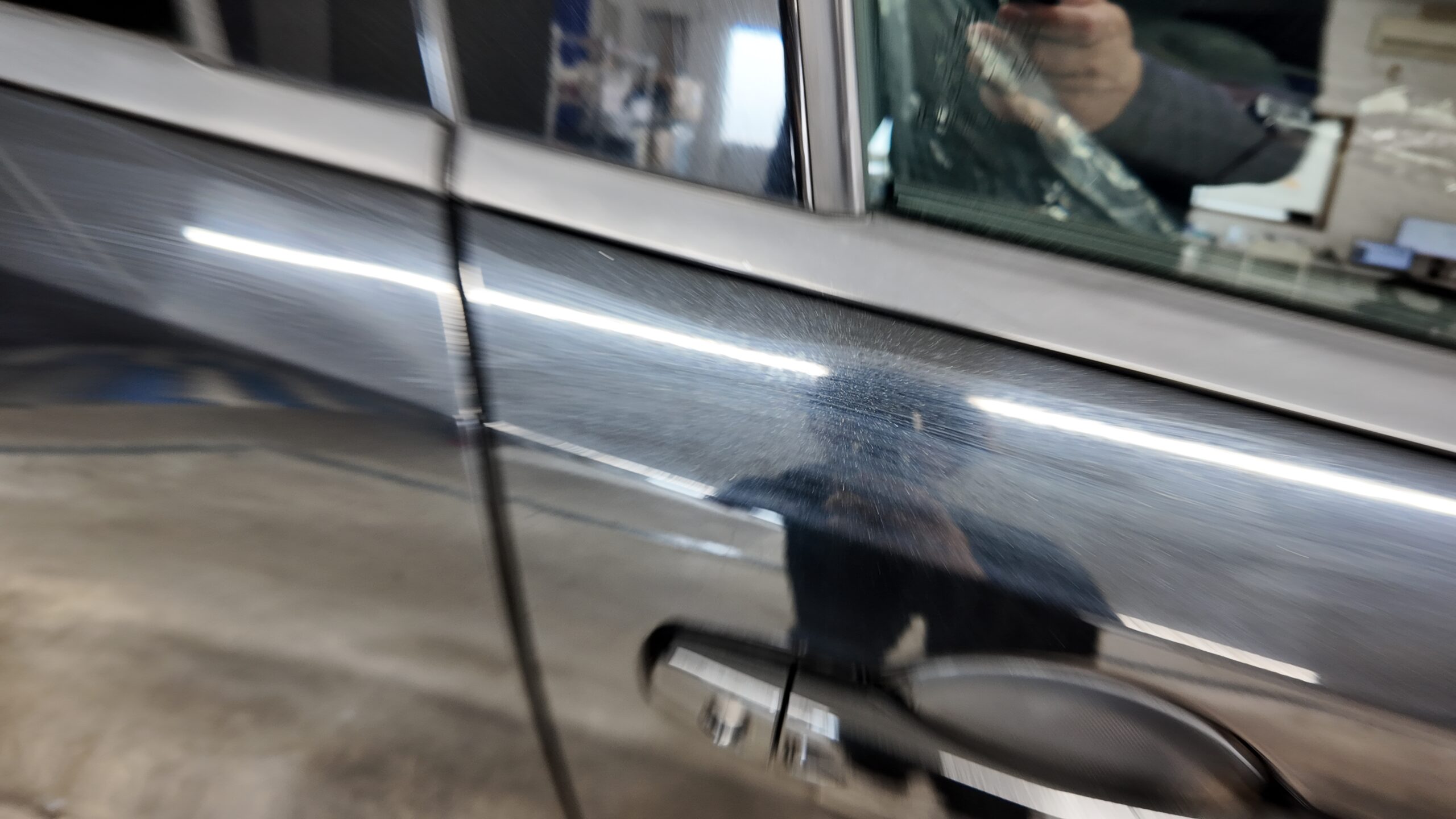 日産ノート オーラのドアに見られたワックスの拭き跡のようなムラ