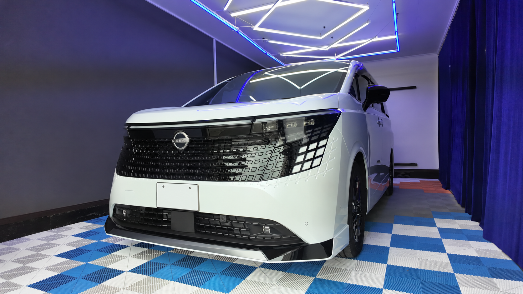 木更津市 新車日産エルグランド System X PRO+施工完了 納車ブース