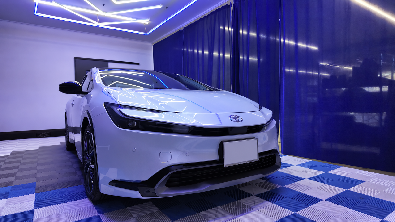 System X Crystal施工後のトヨタ プリウス 納車ブースでの別角度写真
