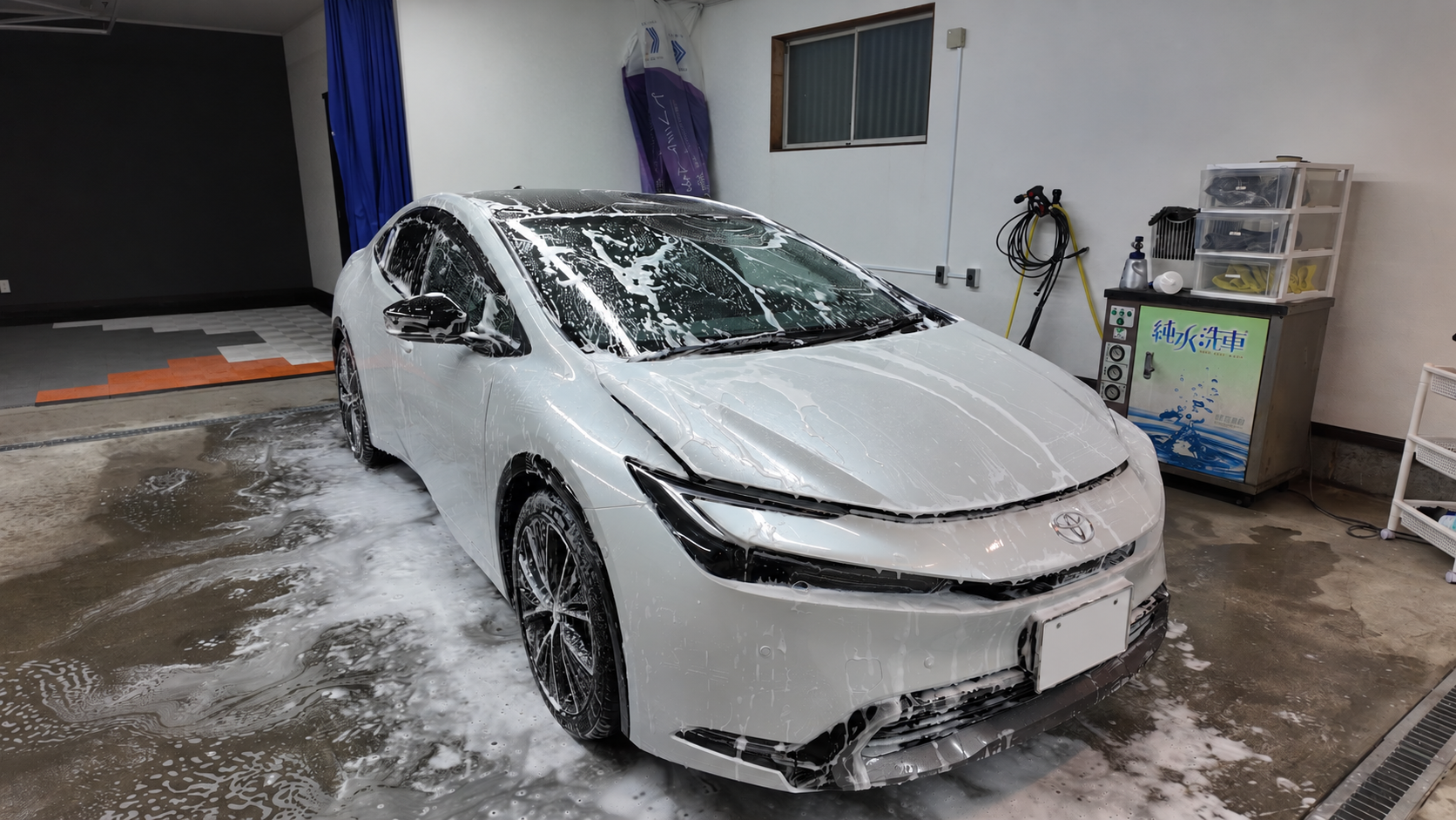 トヨタ プリウスの純水手洗い洗車の様子