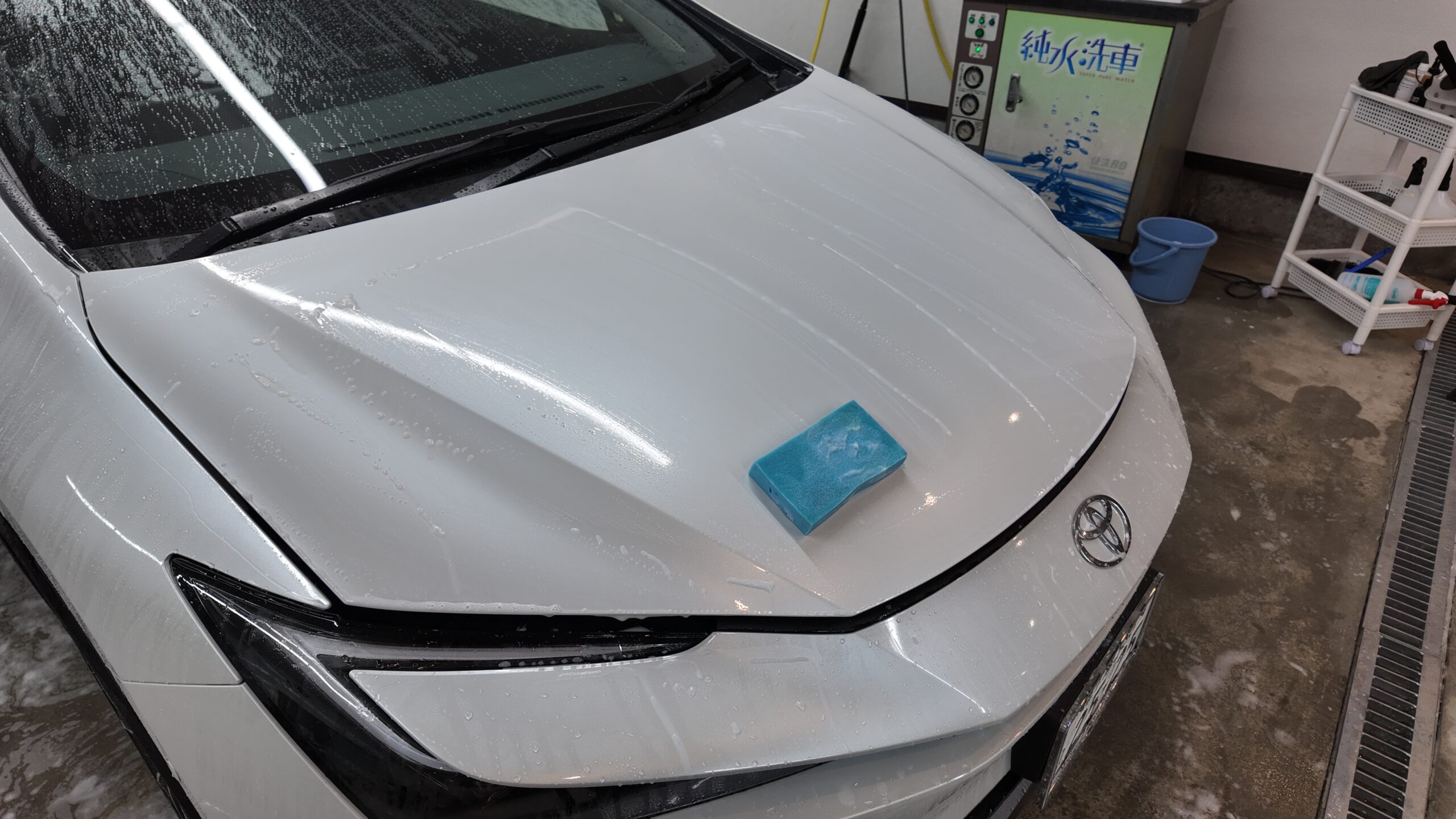 新車プリウスの水垢除去作業