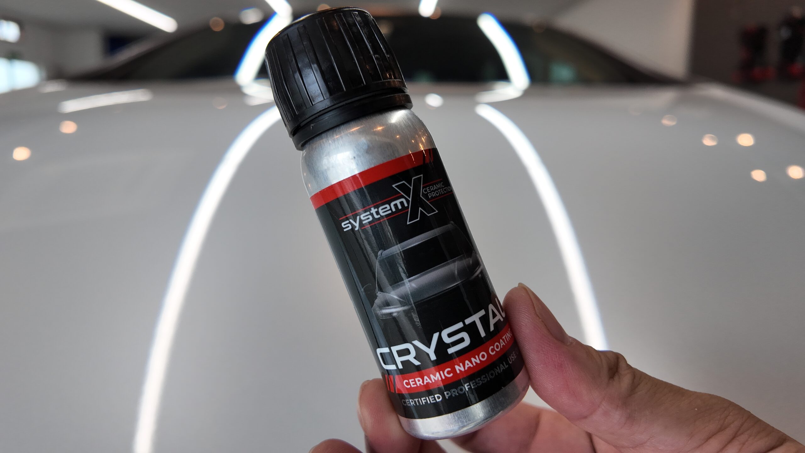 プリウスへSystem X Crystalを施工する様子