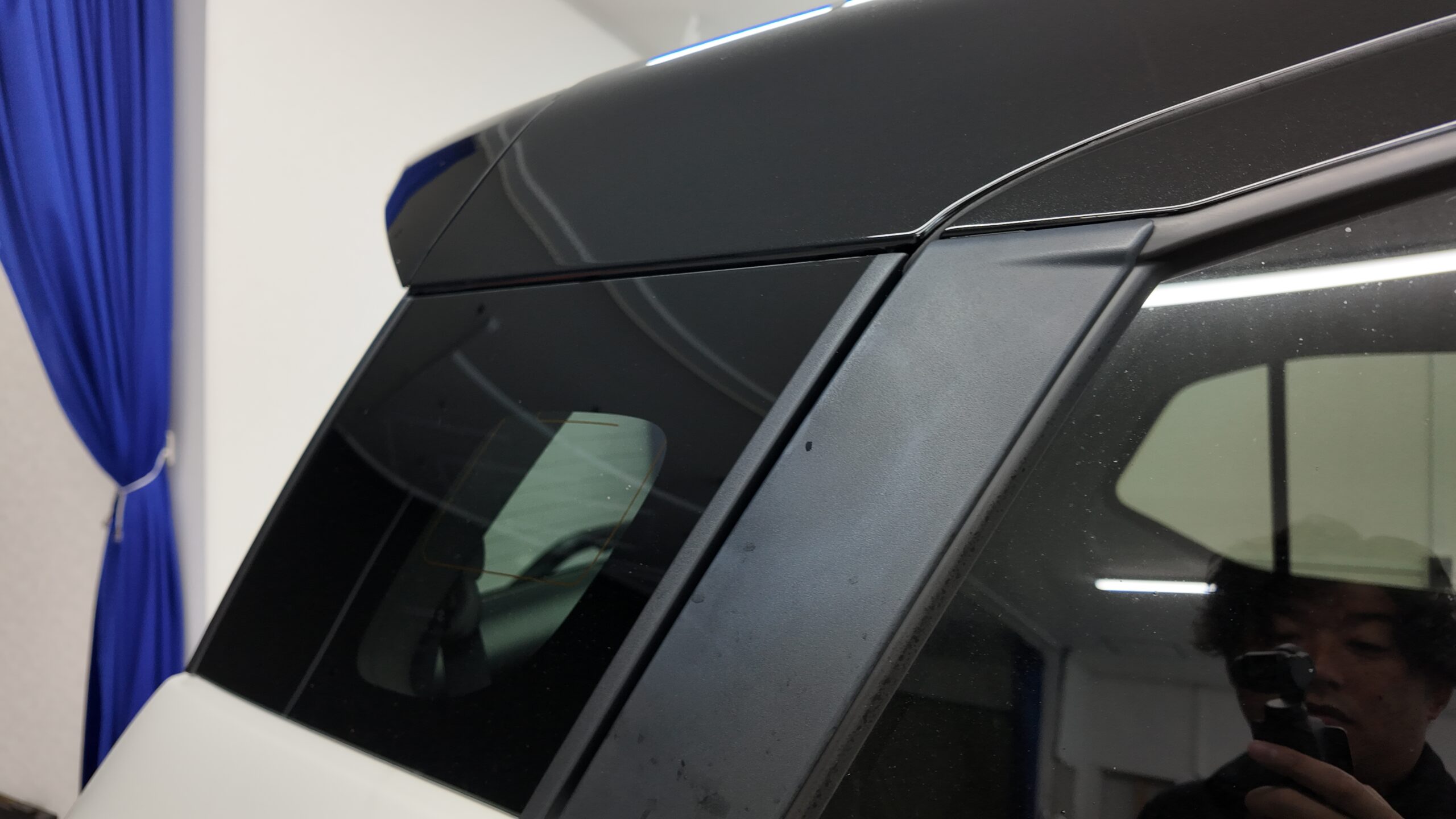 新車スズキ クロスビー 樹脂ピラーのシミ除去前