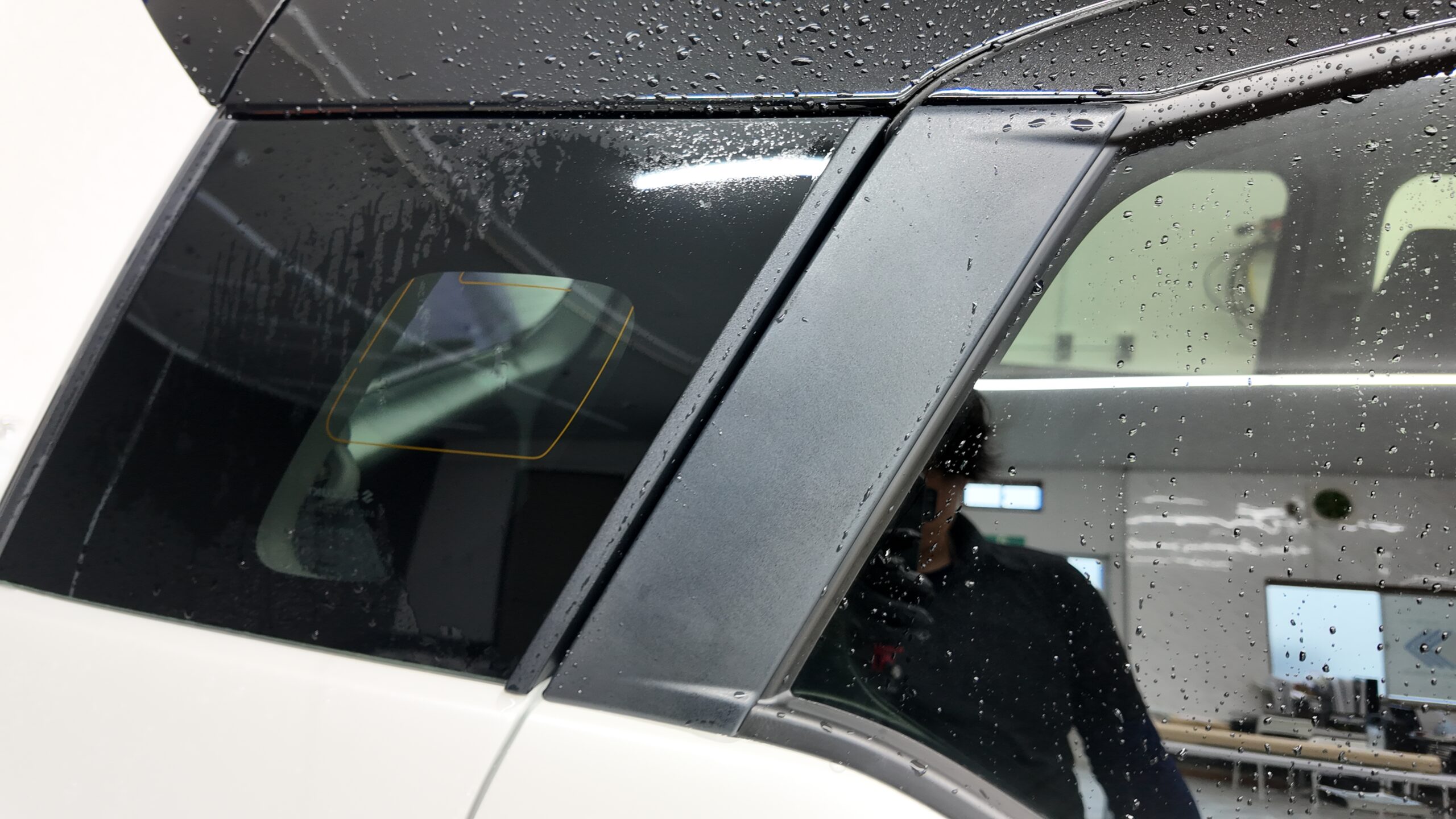 新車スズキ クロスビー 樹脂ピラーのシミ除去後
