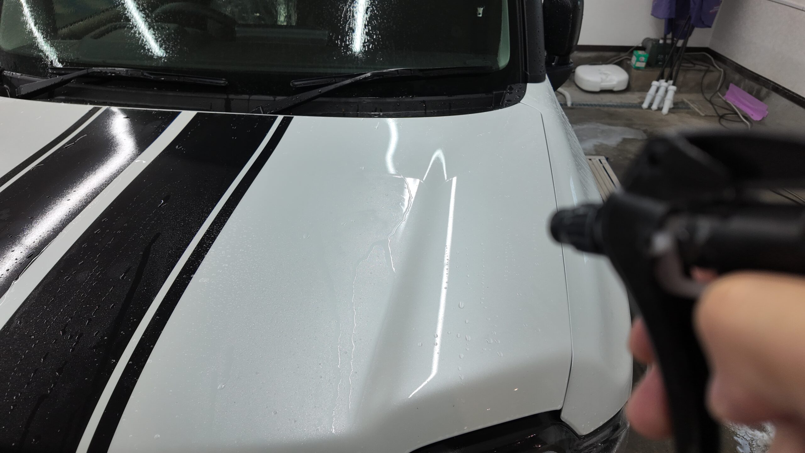 新車スズキ クロスビーの鉄粉除去作業