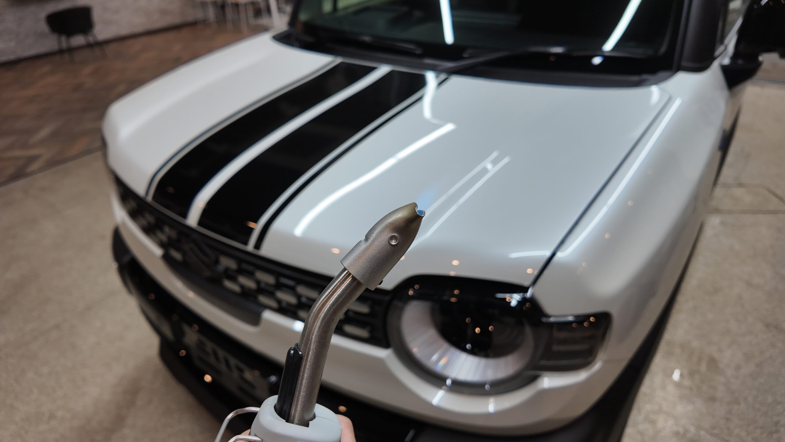 新車スズキ クロスビーへLASTELLA MATRIX施工前のガスプライマー処理