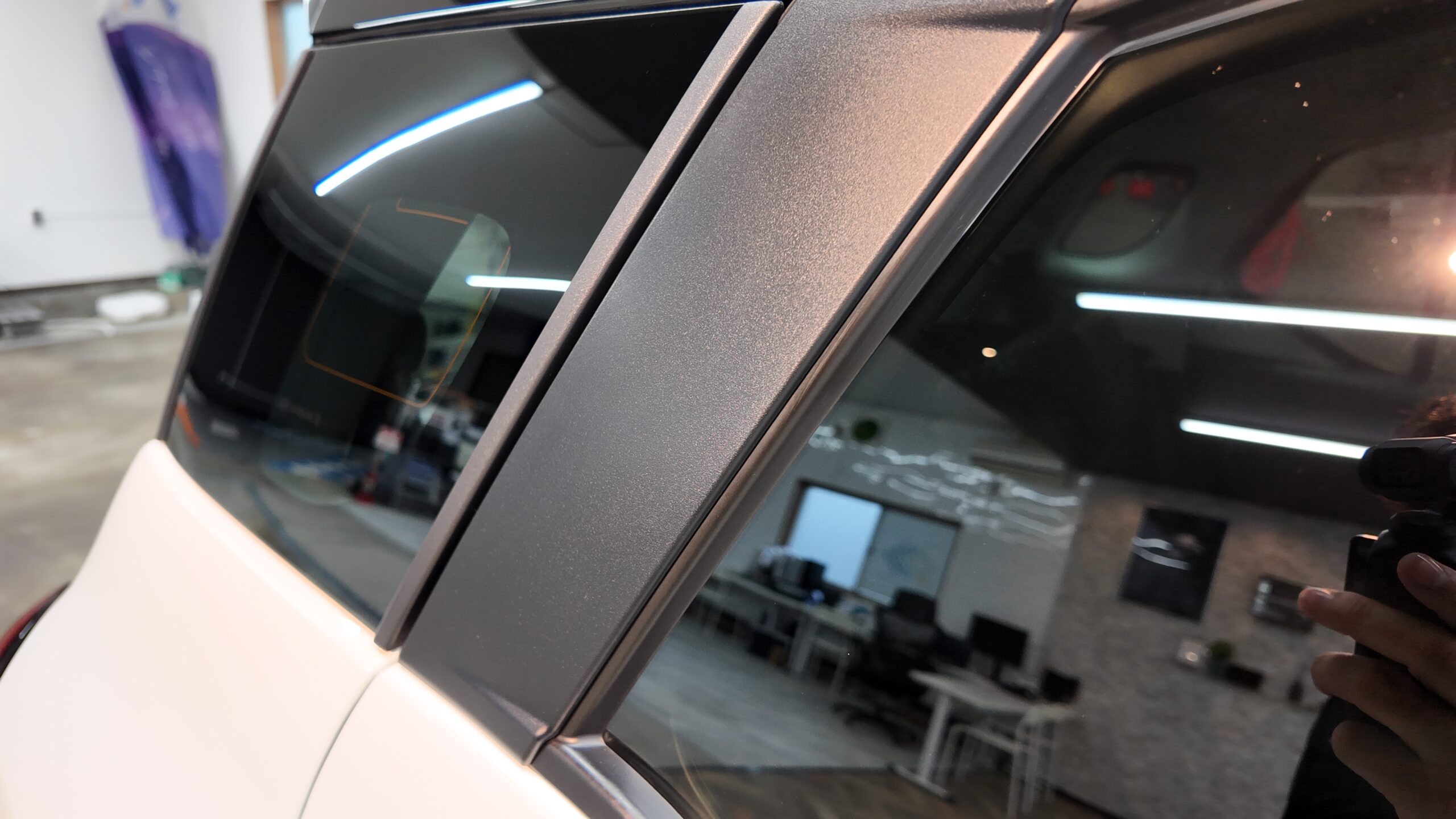 新車スズキ クロスビーの別角度から見た樹脂ピラー施工後