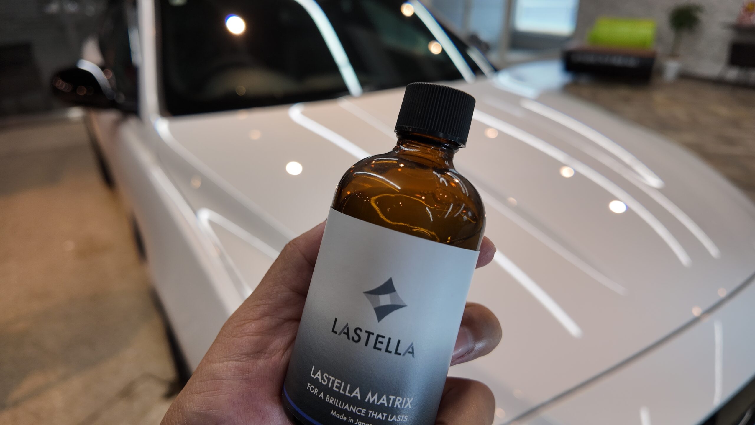 ジャガーへLASTELLA MATRIXを施工しているボンネットの様子