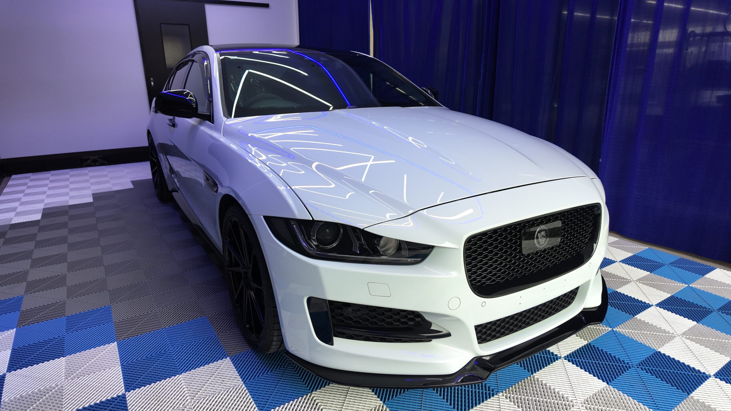 LASTELLA MATRIX施工後のジャガー 納車ブースでの完成写真
