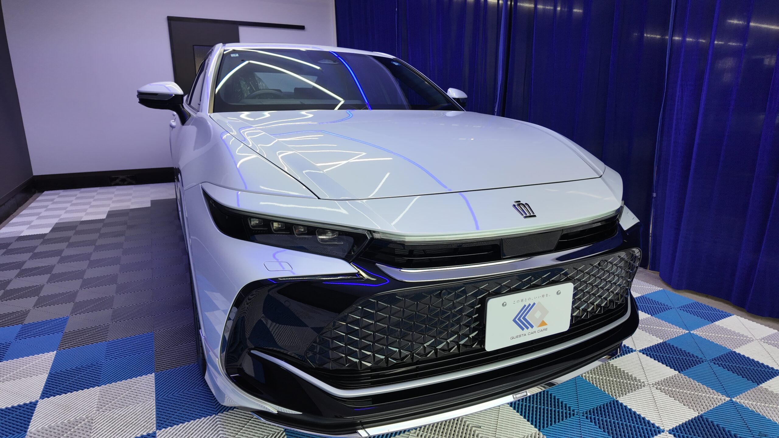 カーコーティング施工後のトヨタ クラウン 納車ブース
